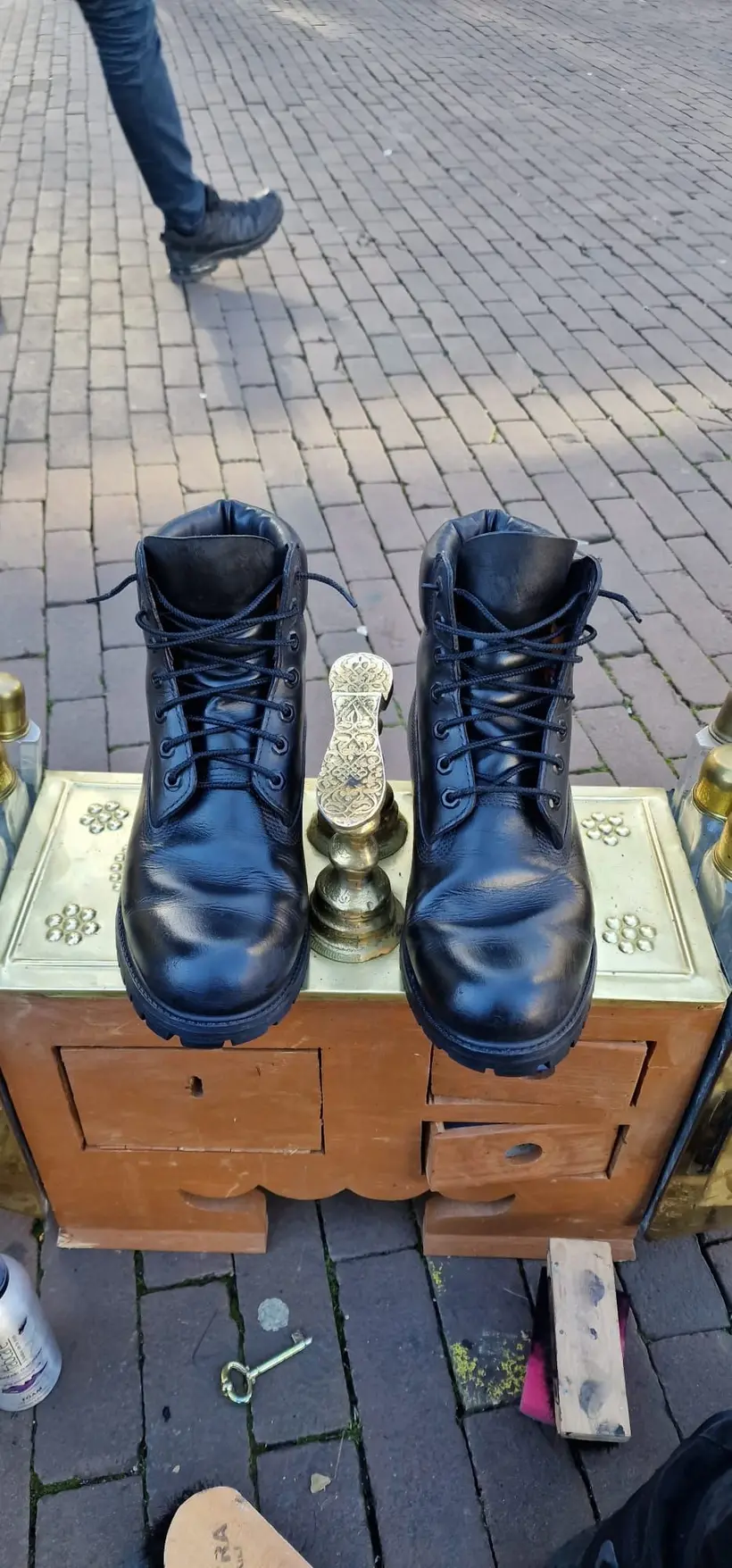 Dezelfde leren schoenen na de verzorging