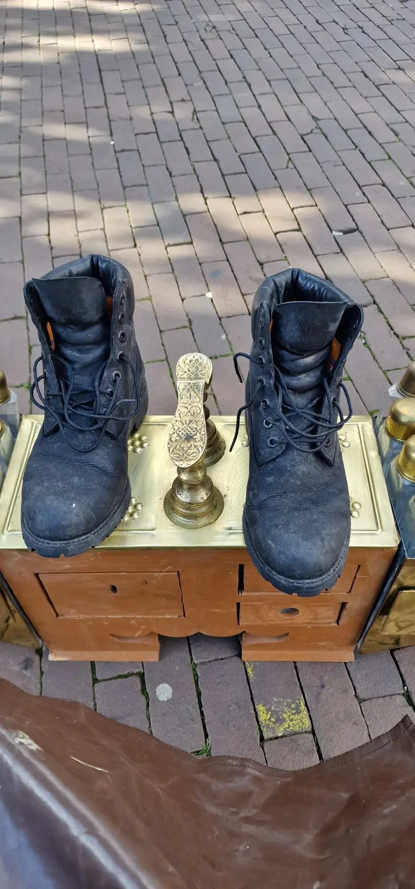 Gedragen leren schoenen voor de verzorging
